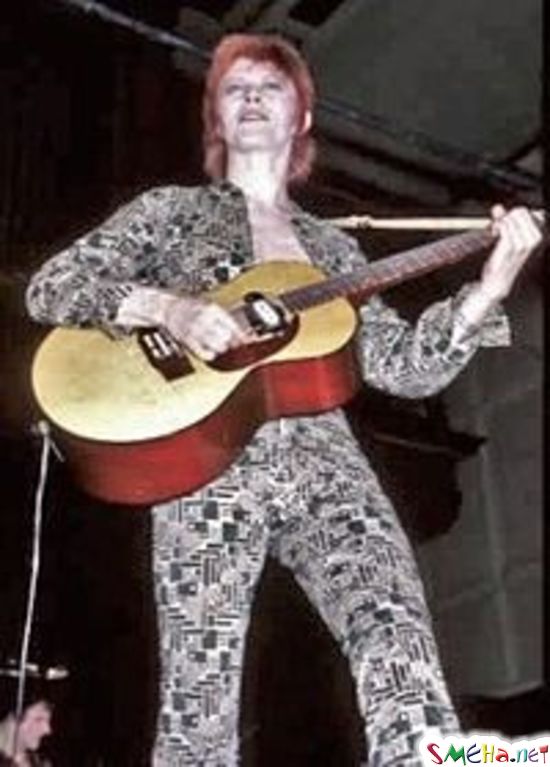 Дэвид Боуи с акустической гитарой, во время первого этапа Ziggy Stardust Tour