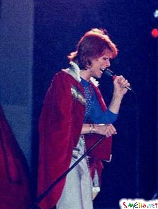 Дэвид Боуи во время турне «Diamond Dogs» в 1974 году