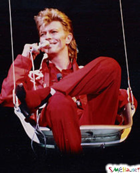 Выступление Дэвида Боуи во время турне «Glass Spider Tour», 1987 год