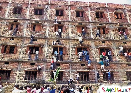 Школа в Индии. Идут экзамены. Волнующиеся родители пытаются подсказать что–нибудь своим чадам через окно ну или подкинуть шпаргалку на худой конец