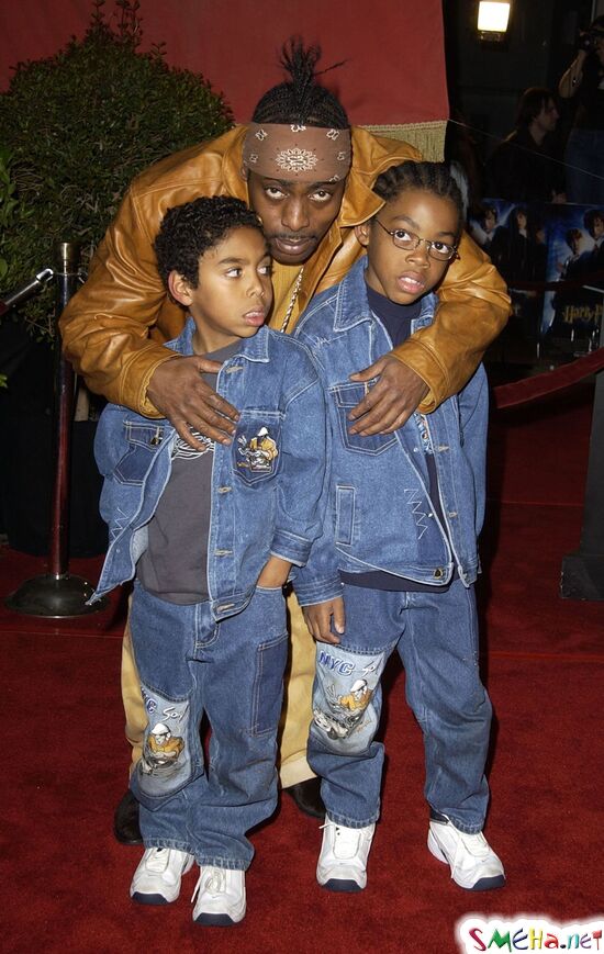 Coolio and his sons at the “Harry Potter and the Chamber of Secrets" premiere in California on November 13, 2002