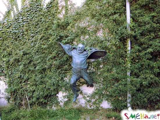 Памятник Сергею Параджанову на Родине – в Тбилиси